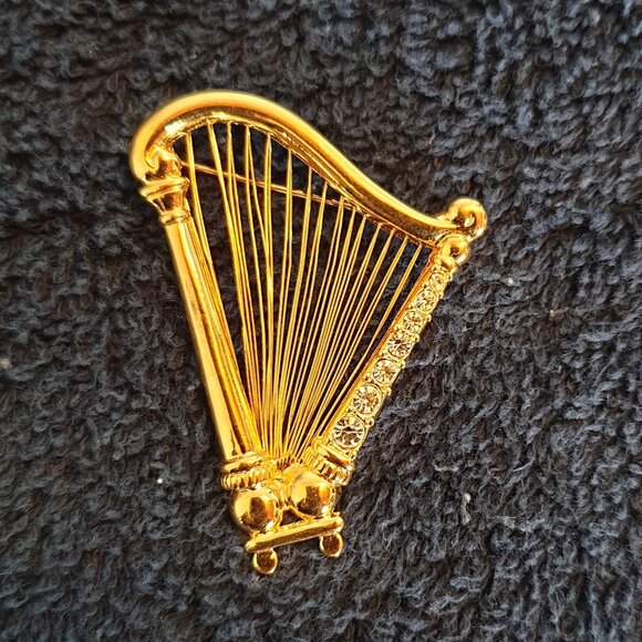 ✨ 2’’ Vintage Monet Harp Brooch – Gold Tone with White Rhinestones ✨ - Picture 3 of 10